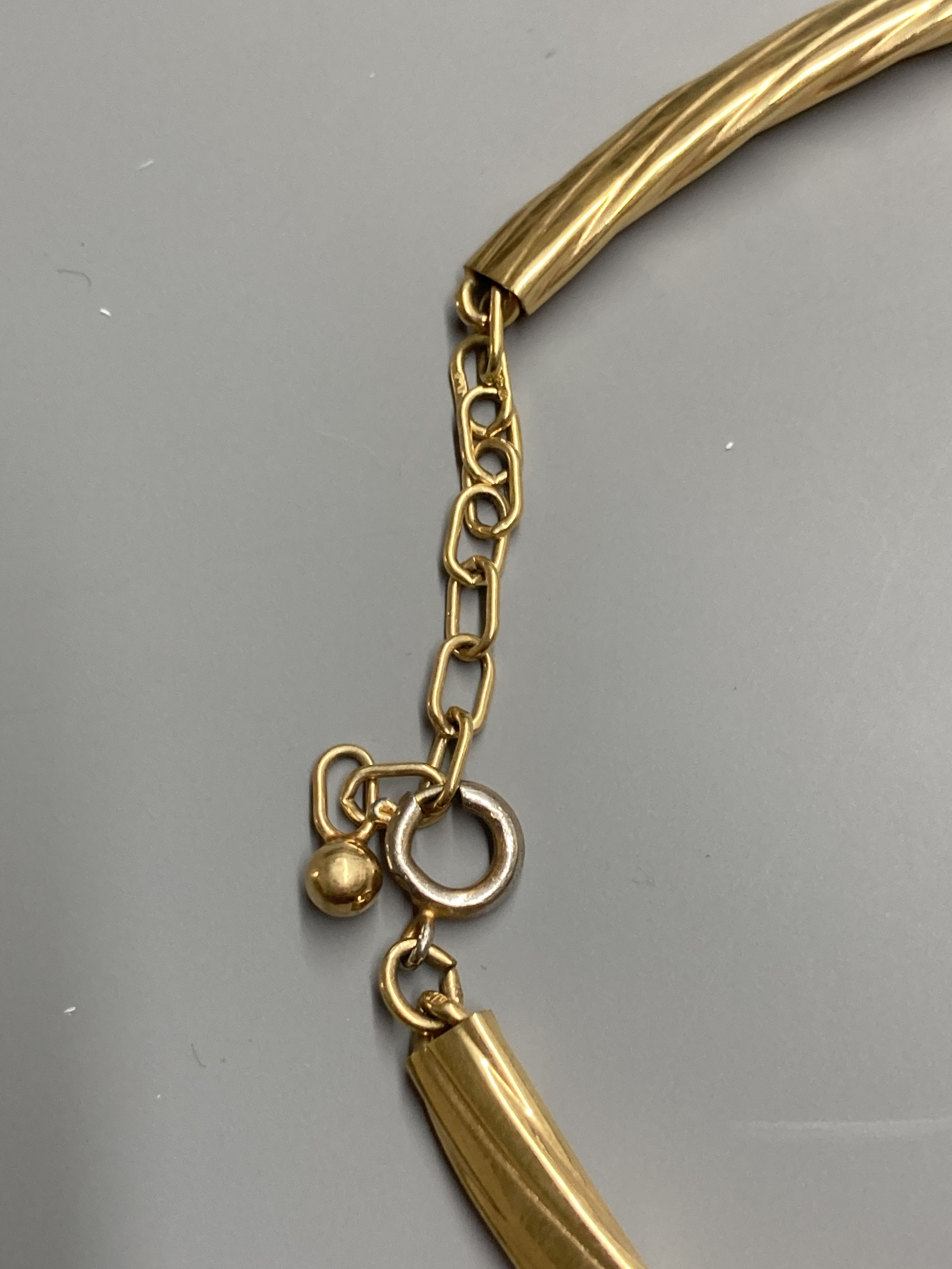 A modern 9ct gold curved link necklet, approx. 38cm